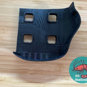 以下が含まれることがあります： 4つの正方形の穴が開いた黒いプラスチック製のコーナーピース。コーナーピースは3Dプリントプロジェクトで使用するために設計されています。