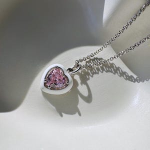 Collar delicado de corazón rosa, collar de corazón minimalista, collar de amor, collar de plata esterlina, collar con colgante de circonita cúbica, regalo para novia