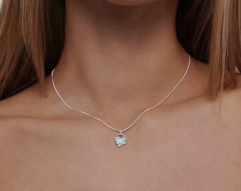 925スターリングシルバーハートネックレス（ブルーストーン付き