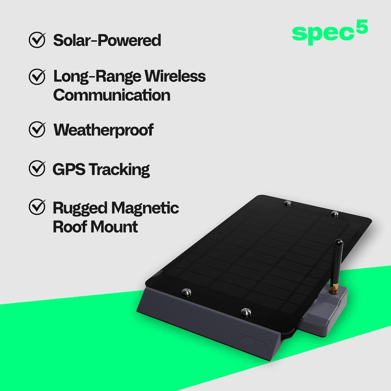 K&ouml;nnte beinhalten: Ein schwarzes solarbetriebenes Ger&auml;t mit einem rechteckigen Solarpanel und einer grauen Basis. Zu den Merkmalen geh&ouml;ren drahtlose Fernkommunikation, wetterfestes Design, GPS-Tracking und eine robuste magnetische Dachhalterung. Der Text "spec5" ist gr&uuml;n.