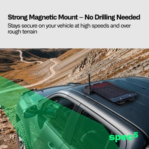 K&ouml;nnte beinhalten: Ein schwarzer Magnet-Halterung mit Solarpanel und Antenne ist auf dem Dach eines dunkelgrauen Fahrzeugs befestigt. Der Text lautet "Strong Magnetic Mount - No Drilling Needed". Das Fahrzeug befindet sich in unwegsamem Gel&auml;nde.