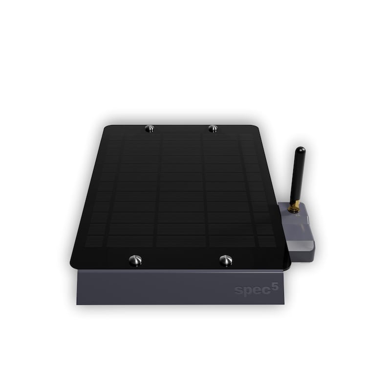K&ouml;nnte beinhalten: Ein rechteckiges schwarzes Solarpanel mit dunkelgrauer Basis und kleiner Antenne. Das Panel ist mit silbernen Schrauben befestigt. Der Text "spec5" ist auf der Basis aufgedruckt. Ger&auml;t zur Energiegewinnung.
