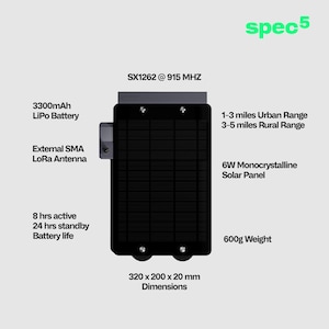 K&ouml;nnte beinhalten: Schwarzes rechteckiges Ger&auml;t mit dem Text "spec5". Merkmale sind ein 6W monokristallines Solarpanel, 3300mAh LiPo-Akku und externe SMA LoRa-Antenne. Abmessungen: 32,0 x 20,0 x 2,0 cm, Gewicht: 600g. Urbane Reichweite: 1-3 Meilen.