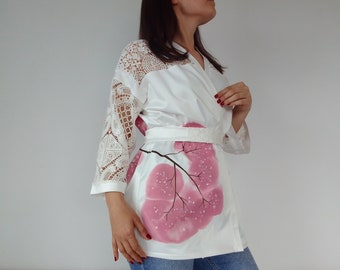 Kimono di cotone satinato di pizzo bianco, abito personalizzato, regalo di lusso per la moglie, abito bianco da donna, caftano bianco, giacca kimono bianco Boho, abito di pizzo bianco