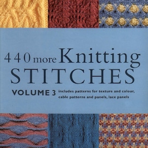 Puede incluir: Portada del libro "440 more Knitting STITCHES VOLUME 3" con varios patrones de punto en tonos amarillos, rojos, azules y beige. El texto incluye información sobre textura, color, trenzas y paneles de encaje.