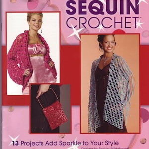 Puede incluir: Un libro titulado "Learn to Sequin Crochet" con un chal de crochet con lentejuelas rosa y azul y una chaqueta de crochet con lentejuelas rosa en la portada. El libro presenta 13 proyectos y está diseñado por Tammy Hildebrand.