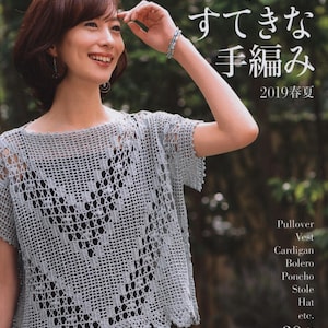 Könnte beinhalten: Ein Buchcover mit einer Frau, die ein hellblaues Häkeltop trägt. Der Buchtitel lautet "Let's Knit Series" und der Text "すてきな 手編み" (bedeutet "Wunderschönes Handstricken") ist in großer Schrift. Das Buchcover enthält auch den Text "2019 春夏" (bedeutet "Frühjahr Sommer 2019") und "全30点" (bedeutet "Insgesamt 30 Artikel").