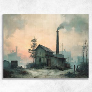Op de afbeelding: Een verweerd industrieel gebouw met een hoge schoorsteen die grijze rook uitstoot tegen een bleke, nevelige zonsondergang. Het bouwwerk heeft een zadeldak, een centrale deuropening en een voorgrond van aarde, omringd door vage fabriekssilhouetten.