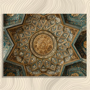 Puede incluir: Techo ornamentado con un diseño en forma de estrella. El techo presenta detalles en color turquesa y dorado, con intrincados patrones y un medallón circular central. La estética general es rica y detallada, mostrando una mezcla de colores y texturas.
