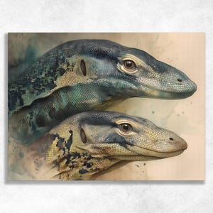 Può includere: Un'illustrazione in stile acquerello raffigurante due varani posizionati uno sopra l'altro. Le lucertole presentano una pelle squamosa e ruvida nei toni del blu, verde acqua e crema, con macchie scure e occhi dettagliati rivolti verso destra.