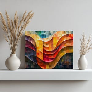 Puede incluir: Impresión artística abstracta con un diseño ondulado y colorido. La obra de arte presenta una mezcla de colores cálidos como el amarillo, el naranja y el rojo, contrastados con tonos más fríos de azul y verde. La pieza se exhibe en una estantería blanca, con jarrones de plantas secas a ambos lados.