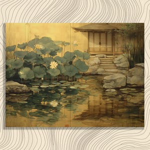 Könnte beinhalten: Ein ruhiges Gemälde eines japanischen Gartens. Ein Teich mit Seerosen und Lotusblumen spiegelt ein traditionelles Gebäude mit geschwungenem Dach wider. Das Kunstwerk verwendet eine gedämpfte Farbpalette aus Grün-, Gelb- und Brauntönen und schafft eine friedliche Atmosphäre.