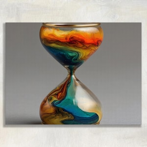 Puede incluir: Un reloj de arena decorativo con un diseño colorido y arremolinado. Las bombillas están llenas de tonos vibrantes de naranja, amarillo, azul y verde. Tiene un borde dorado y una sección central clara y delgada.