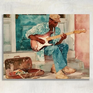 Può includere: Dipinto ad acquerello di un musicista che suona una chitarra elettrica rossa e bianca. Il musicista è seduto sui gradini davanti a una porta turchese. Una valigia marrone è aperta nelle vicinanze. Il dipinto ha un'atmosfera vintage e blues.