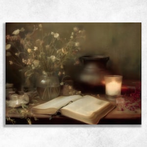 Puede incluir: Naturaleza muerta con un libro abierto, un jarrón de cristal con flores secas, una vela encendida en un vaso y una olla de cerámica oscura. La escena está ambientada sobre una superficie de madera con una paleta de colores cálidos.