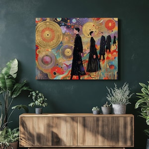 Puede incluir: Una pintura abstracta que presenta figuras con abrigos negros caminando en fila. El fondo es una colorida mezcla de formas circulares doradas, rojas, moradas y azules. La obra de arte se exhibe en una pared verde oscuro sobre un mueble de madera con plantas.