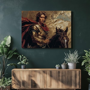 Puede incluir: Una impresión en lienzo que representa a un hombre con armadura dorada montado a caballo negro. El hombre tiene cabello castaño y lleva una capa roja. Un mapa es visible en el fondo. La obra de arte se exhibe en una pared verde oscuro.