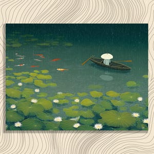 Op de afbeelding: Een illustratie van een serene vijver met een persoon in een boot onder een paraplu. Het water is bezaaid met waterlelies, witte bloemen en oranje en zilveren vissen. Regen valt, waardoor rimpelingen ontstaan, en de lucht is donker.