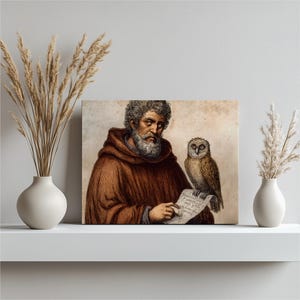 Puede incluir: Impresión enmarcada que presenta una ilustración de estilo renacentista de un hombre con una túnica marrón y barba blanca, sosteniendo un pergamino. Un búho está posado en el pergamino. La obra de arte se exhibe en una estantería blanca.