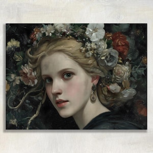 Op de afbeelding: Olieverfschilderij van een vrouw met blond haar en een bloemenkrans. De vrouw heeft een lichte huid en draagt een zwart kledingstuk. De achtergrond is donker met hints van gebladerte en bloemen. Ze draagt sierlijke oorbellen.