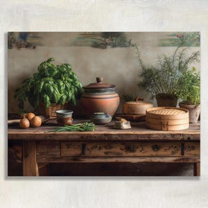Puede incluir: Una mesa de madera rústica exhibe varios utensilios de cocina. Una gran olla de terracota con tapa se encuentra junto a una cesta de mimbre con albahaca. Vaporeras de bambú, cuencos pequeños y hierbas en macetas también están dispuestos.