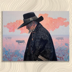 Puede incluir: Impresión artística que representa a un hombre con sombrero y abrigo negros, sobre un paisaje rosa y azul con ganado. El abrigo del hombre tiene un intrincado estampado floral. La obra evoca el ambiente del lejano oeste.