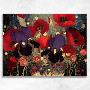 Può includere: Una vivace stampa floreale con papaveri rossi e iris viola in un vaso decorativo. L'opera d'arte ha uno sfondo scuro con accenti dorati e dettagli intricati, creando un'estetica ricca ed elegante. I fiori sono il punto focale.