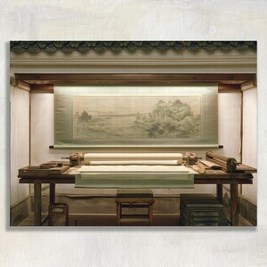 Peut inclure: Un établi en bois présente un grand rouleau de papier horizontal monté sur un système de rouleaux mécaniques. Au-dessus de la table, une large peinture de paysage sur rouleau est exposée contre un mur. Un petit tabouret est placé dessous.
