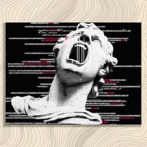 Może przedstawiać: Cyfrowy wydruk artystyczny przedstawiający klasyczny popiersie z otwartymi ustami, pokryty kodem binarnym i czerwonymi akcentami. Czarne tło podkreśla kontrast białej rzeźby, tworząc nowoczesną, odważną estetykę.