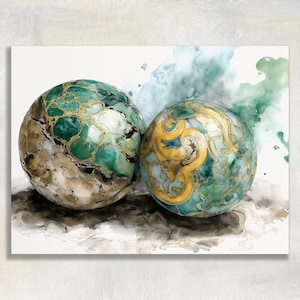 Puede incluir: Dos esferas decorativas con diseños intrincados. Una esfera presenta un patrón verde y dorado, mientras que la otra tiene un efecto marmoleado verde y marrón. Las esferas están sobre un fondo de acuarela con tonos turquesa y gris.