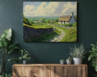 Könnte beinhalten: Ein Landschaftsgemälde zeigt eine ländliche Szene mit einem Steinweg, der zu einem weißen Cottage mit Strohdach führt. Eine Steinmauer säumt den Weg, grüne Felder und Hügel erstrecken sich unter einem bewölkten Himmel.