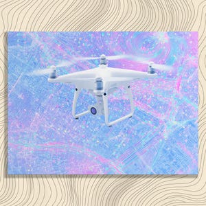 Op de afbeelding: Een witte drone met vier propellers, een camera en landingsgestel staat centraal tegen een levendige, abstracte achtergrond van blauw, roze en paars. De achtergrond heeft een kaartachtig ontwerp met wervelende patronen.