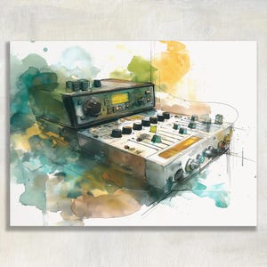 Könnte beinhalten: Aquarellillustration eines DJ-Mischpults und Audiogeräts. Das Bild zeigt einen silber-schwarzen Mixer mit verschiedenen Knöpfen, Schiebereglern und einem Display. Der Hintergrund hat Aquarellspritzer in Grün, Gelb und Braun.