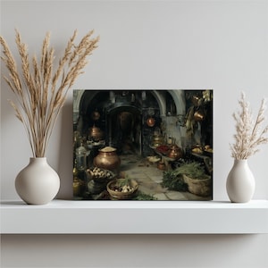 Könnte beinhalten: Gerahmter Kunstdruck einer Vintage-Küchenszene. Das Kunstwerk zeigt eine dunkle, rustikale Küche mit Kupferkesseln, Körben mit Produkten und einem Steinboden. Die Farbpalette wird von warmen Braun- und Goldtönen dominiert.