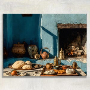 Può includere: Un dipinto di natura morta raffigurante una scena di cucina rustica. Un muro blu con un camino fa da sfondo a un tavolo apparecchiato con pane, pasticcini e tè. Teiere e vasi in rame e ottone aggiungono calore alla scena.