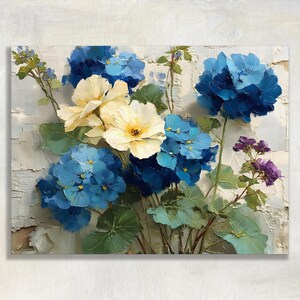 Könnte beinhalten: Ein Ölgemälde auf Leinwand mit einem Blumenstrauß aus leuchtend blauen und cremeweißen Hortensien mit grünen Blättern. Das Kunstwerk zeigt dicke, strukturierte Pinselstriche vor einem hellen, neutralen Hintergrund, die einen Schichteffekt erzeugen.