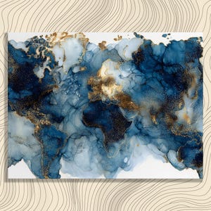 Puede incluir: Impresión artística abstracta de un mapa del mundo con un diseño de acuarela en tonos azules y dorados. La obra de arte representa continentes y océanos con un estilo fluido y artístico. Los acentos dorados añaden un toque de elegancia.