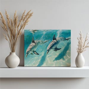 Verspielte Delphin Leinwand Wandkunst - Zwei Delfine Schwimmen im klaren blauen Wasser Küsten Tropische Wohnkultur, Meeresnaturmalerei