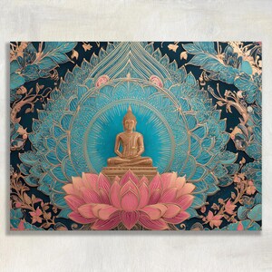 Puede incluir: Impresión decorativa en lienzo que presenta una estatua dorada de Buda sentado sobre una flor de loto rosa. El Buda está centrado dentro de un diseño de mandala turquesa y dorado, rodeado de elementos florales turquesa y dorados sobre un fondo azul oscuro.