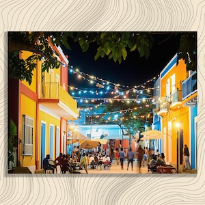 Puede incluir: Escena callejera nocturna con edificios coloridos en amarillo, naranja y azul. Luces de cadena iluminan la calle, y la gente está sentada en mesas. La escena evoca un ambiente festivo.