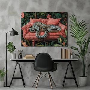Puede incluir: Una gran serpiente verde está enroscada en un sofá de terciopelo rosa con estampado floral. El sofá está rodeado de exuberante vegetación verde y flores.