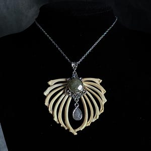 Geribbelde choker | Hanger van been | Ketting van been | Gotische statementketting | Sieraden van echt been voor Witchy & Dark Boho-stijl