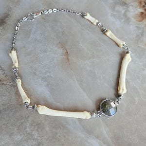 Botchoker met labradoriet | Ketting van been |  Hanger van been | Handgemaakte sieraden van echt been | Gothic, Witchy, Dark Boho-statementketting