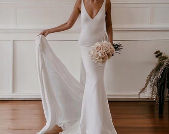 Schlanke & elegante Meerjungfrau Brautkleid, abnehmbare Schleppe, tiefer V-Ausschnitt, ärmellos, offener Rücken - Perfekt für eine einfache, aber atemberaubende Braut