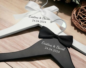 Personalisierte Hochzeit Kleiderbügel, gravieren Sie Ihre Namen & Datum, perfekte Brautdusche Geschenk, Hochzeitsdeko, Hochzeits-Kleiderbügel, personalisiertes Geschenk