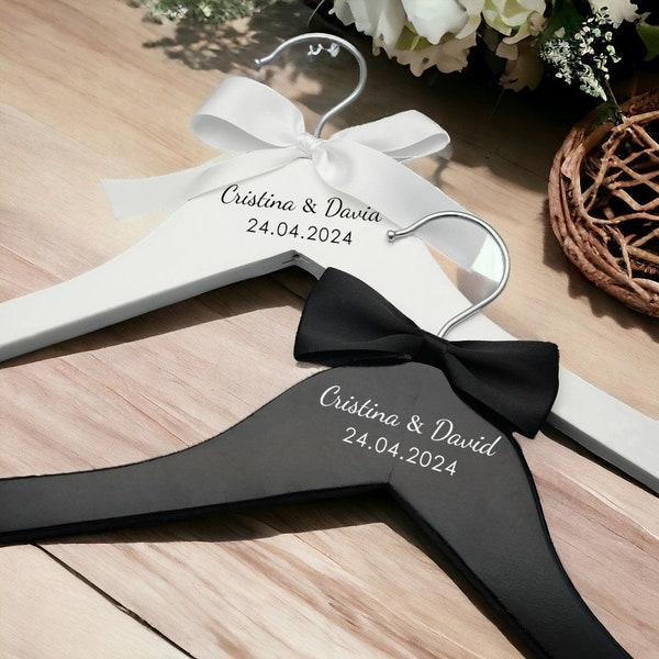 Personalisierte Hochzeit Kleiderbügel, gravieren Sie Ihre Namen & Datum, perfekte Brautdusche Geschenk, Hochzeitsdeko, Hochzeits-Kleiderbügel, personalisiertes Geschenk