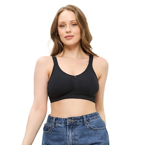 Puede incluir: Un sujetador negro sin aros con tirantes ajustables y un detalle de lazo en el centro. El sujetador se lleva con unos vaqueros azules de denim.