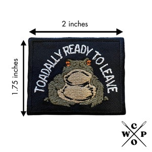 Pu&ograve; includere: Una toppa ricamata nera con un rospo e il testo "Toadally Ready To Leave". La toppa misura 5 cm di larghezza e 4,4 cm di altezza.