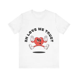 Camiseta con estampado de corazón - "En el amor confiamos", unisex, regalo de San Valentín, ropa informal, ropa de amor, divertida