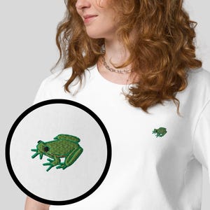 Camiseta bordada orgánica con corona de rana y diseño animal minimalista
